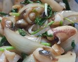 Hình bước làm 2 của món Mực xào hành tây