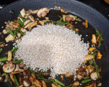 Foto del paso 4 de la receta: Paella de secreto de cerdo, espárragos trigueros y setas variadas