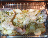 Foto del paso 10 de la receta: Cuartos traseros de pollo al horno con patatas panaderas