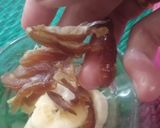 Foto langkah ke 5 dari resep Sari jeruk topping kurma pisang.