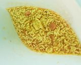 รูปขั้นตอนการทำที่ 3 ของ ข้าวผัดราเมนชีสเกาหลี 🍜 ดัดแปลงจาก ข้าวผัดคัพนูดเดิ้ลของญี่ปุ่น