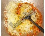 Foto langkah ke 5 dari resep Tumis Kates/Pepaya Muda + Udang Rebon Kering.
