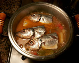 Foto del paso 11 de la receta: Patatas con ajos y pescado con pimientos picantes