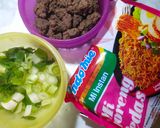 Foto langkah ke 1 dari resep Martabak Mie Daging Daun Bawang.