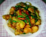 รูปขั้นตอนการทำที่ 9 ของ กะเพราผัดแห้งไก่ทอดไส้กรอกกรอบ