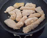 Foto del paso 4 de la receta: Tiras de pollo con patatas