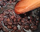Foto del paso 1 de la receta: Torta negra de pasas de uva 🍇