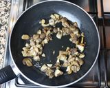 Foto del passaggio 1 della ricetta Fettuccine al pistacchio e funghi