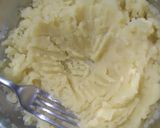Foto langkah ke 4 dari resep Creamy Mashed Potato with Garlic Spinach.