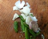 รูปขั้นตอนการทำที่ 2 ของ มะระผัดไข่ใส่พริกสด