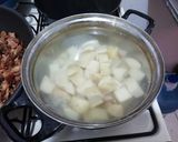 Foto del paso 1 de la receta: Carnitas en salsa roja
