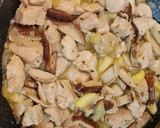 Foto del paso 5 de la receta: Pollo encebollado con setas y calabacín