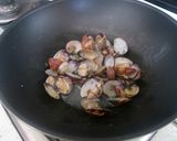 Foto del passaggio 8 della ricetta Tagliolini neri alle vongole