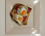 Foto del paso 4 de la receta: Tostadas con piquillo y huevo de codorniz 🍳