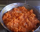 A picture of step 1 of Gajar Halwa.