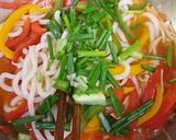 Hình bước làm 3 của món Mì udon nấu cà chua, ớt chuông, nấm kim châm