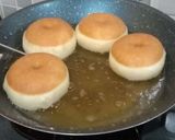 Foto langkah ke 5 dari resep Donat Tanpa Telur.