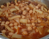 Foto del paso 7 de la receta: Garbanzos encebollados con calamar y chorizo