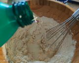 Foto del passaggio 2 della ricetta Frittelle con cipollotto e lattuga Romana