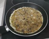 Foto del paso 5 de la receta: Tortilla de ajetes y champiñones