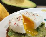 Foto del passaggio 4 della ricetta Avocado toast con uovo in camicia e menta