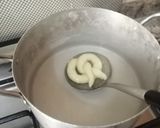 A picture of step 4 of Cinnamon pretzels.