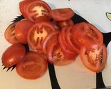 Une image de l'étape 1 de Salade de tomates à l oignon rouge et mozzarella di buffala.