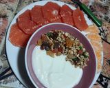 Une image de l'étape 5 de Yaourt au granola accompagné de pomélo et de mandarine 🥣.