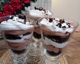 A picture of step 7 of Oreo mousse trifle.