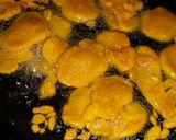 A picture of step 2 of Karhi pakora.