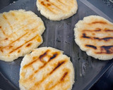 Foto del paso 3 de la receta: Arepa colombiana con aguacate y bonito