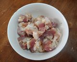 Hình bước làm 1 của món Trứng chiên thịt ba chỉ