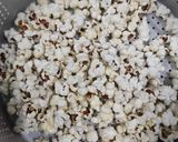 Foto langkah ke 2 dari resep Popcorn Rasa Coklat.