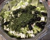 Une image de l'étape 7 de Concombres Noa marinés au jus de raisin blanc, olives noires, feta et persil.