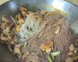 Gambar langkah 2 resipi Bihun 12 sudu teh gula viral.