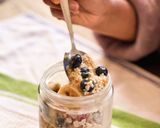 Foto langkah ke 4 dari resep Overnight Oats Chia Seeds & Fresh Berries.