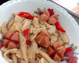 Foto langkah ke 7 dari resep Tumis jamur sosis.