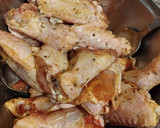 Foto del paso 1 de la receta: Alitas de pollo al horno con ensalada mixta