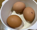 Foto langkah ke 2 dari resep Telur 1/2 matang dengan salad dressing wijen sangrai.