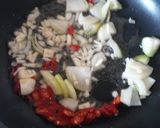 Foto langkah ke 2 dari resep Tumis Udang Rebon Campur Sari.