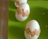 Foto del paso 8 de la receta: Huevos rellenos de atún (pollitos saliendo del cascarón)👍💕🐣🐣