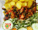 A picture of step 14 of Fried potato, chicken sauce and salad.