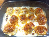 Huevos cocidos rellenos de carne al horno