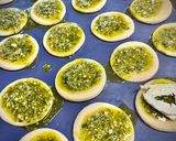 Foto del paso 4 de la receta Minipizzas caseras de pesto y rulo de cabra