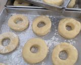 Foto langkah ke 4 dari resep Donat empuk Tanpa kentang ala j.co.