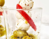 Foto del paso 1 de la receta: Aperitivo de mozzarella, aceitunas y pimiento de piquillo