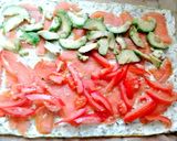 Foto del passaggio 4 della ricetta Fresco rotolo di zucchine con salmone, avocado e pomodoro