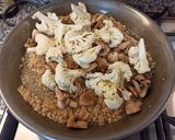 Foto del paso 2 de la receta: Paella integral de coliflor y bacalao en salazón