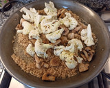 Foto del paso 2 de la receta: Paella integral de coliflor y bacalao en salazón