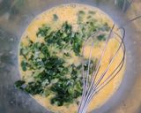 Foto langkah ke 1 dari resep Martabak Telur Kulit Lumpia Isi Kornet Kari.